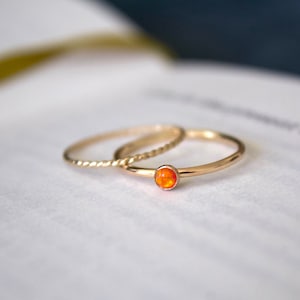 Anillo de ópalo/ Anillo minimalista/Anillo de ópalo apilable lleno de oro de 14k/ Ópalo de fuego/ Delicado/ Anillo de ópalo de plata de ley/ Ópalos Kyocera cultivados en laboratorio de fuego