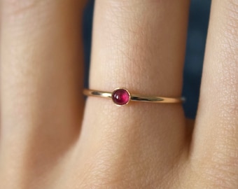Rubin Ring / 14k gold filled Rubin Ring / Stapelbar / Stapelbar Rubin Ring / Stapelbarer Ring / Juli Birthstone Ring
