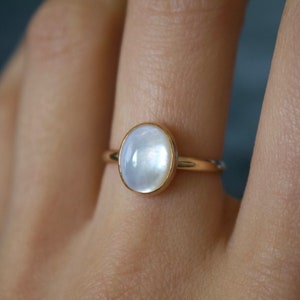 Mother of Pearl Shell Ring/ Mother of Pearl Shell/ 14k gold filled ring/ Silver ring/ Minimalist Jewelry/ Oval Mother of Pearl/ Dainty Ring