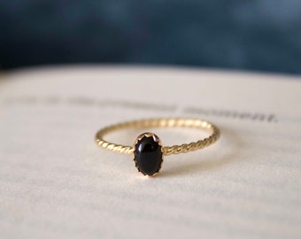 Bague en onyx noir / Bague minimaliste / Bague en onyx empilable en or 14 carats / Empilable / Bagues minimalistes en or / Bague en onyx délicat