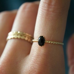 Zwarte onyx ring/minimalistische ring/14k goudgevulde stapelbare onyx ring/stapelbaar/minimalistische goudgevulde ringen/sierlijke onyx ring