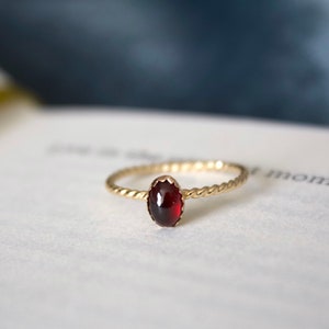 Anello di granato / Anello di granato rosso impilabile riempito in oro 14k / Impilabile / Anello di granato delicato / Anelli pieni d&#39;oro minimalisti / Pietra preziosa di granato