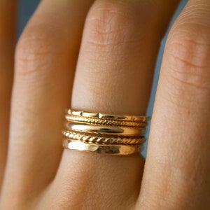Bague minimaliste / Bagues empilables / Fait main / Dianty / Anneaux remplis d'or / Bijoux végétaliens / Unisexe / Anneau martelé / Bague texturée