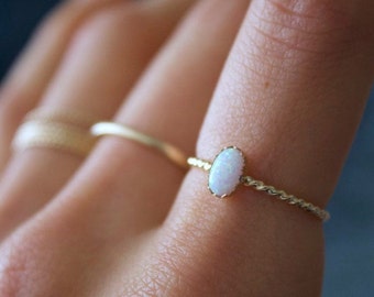 Minimalistischer Ring/Stapelring mit 14 Karat Gold gefüllter Opal/Stapelbar/handgemacht/dünn/zierlich/minimalistisch zarte goldgefüllte Ringe/Opale