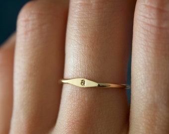 Petite chevalière / bague initiale en or 14 carats / bague lettre personnalisée délicate / bague en or rempli / bandes empilables / chevalière personnalisée