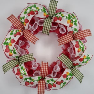 Farmhouse Wreaths For Summer, Strawberry Door Wreath, Country Summer Door Decor, Everyday Wreaths For Front Door, Farmhouse Kitchen Decor
