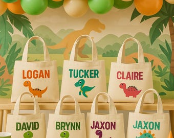 Puede incluir: Bolsas de lona beige con ilustraciones de dinosaurios coloridas y nombres personalizados. Cada bolsa presenta un diseño de dinosaurio diferente y un nombre en varios colores, ideal para fiestas infantiles.