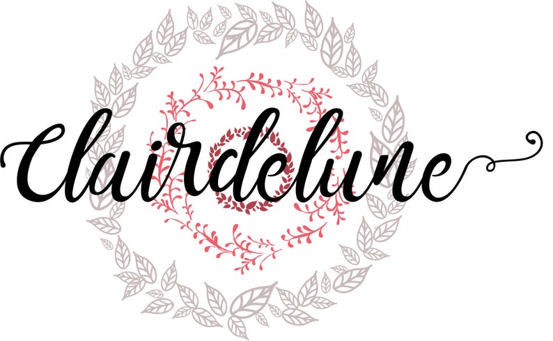 Pode incluir: Uma ilustra&ccedil;&atilde;o em preto e branco da palavra "Clairdelune" em uma fonte cursiva. A palavra &eacute; cercada por uma coroa de folhas cinzas e uma coroa de folhas vermelhas.