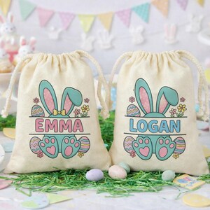 Può includere: Una tazza di ceramica bianca con manico nero e la scritta "But First, Coffee" in nero, in grassetto. La tazza è su una superficie bianca. La tazza è probabilmente per bevande calde.