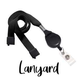 Puede incluir: Lanyard retr&aacute;ctil negro con una correa negra y un clip giratorio negro. El lanyard tiene un porta credenciales transparente con un bot&oacute;n plateado.