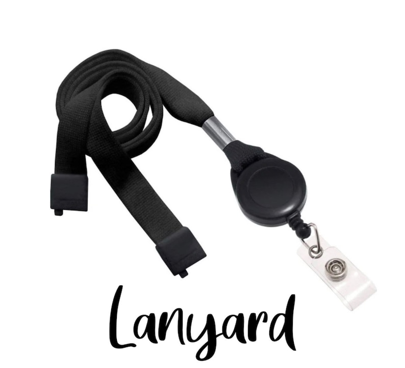 Puede incluir: Lanyard retr&aacute;ctil negro con una correa negra y un clip giratorio negro. El lanyard tiene un porta credenciales transparente con un bot&oacute;n plateado.