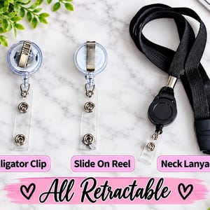 Puede incluir: Tres portatarjetas retr&aacute;ctiles que incluyen uno con clip de cocodrilo, uno con carrete deslizante y un cord&oacute;n negro para el cuello. Cada uno cuenta con una correa de pl&aacute;stico transparente con broches met&aacute;licos. El texto All Retractable aparece abajo.
