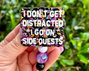 Carrete de insignias "No me distraigo, participo en misiones secundarias", porta credencial atrevido, bonito regalo para personal sanitario, cordón retráctil sarcástico y divertido.