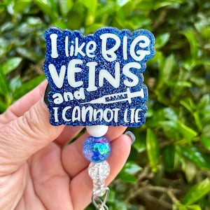 Puede incluir: Un portatarjetas azul brillante con el texto "I like BIG VEINS and I CANNOT LIE" en blanco. El portatarjetas tiene un gráfico de jeringa y está unido a un cordón de cuentas.