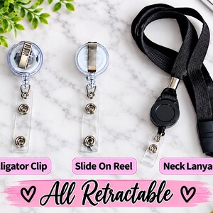 Puede incluir: Tres portatarjetas retr&aacute;ctiles que incluyen uno con clip de cocodrilo, uno con carrete deslizante y un cord&oacute;n negro para el cuello. Cada uno cuenta con una correa de pl&aacute;stico transparente con broches met&aacute;licos. El texto All Retractable aparece abajo.