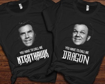 Costume da Fratellastri - Maglietta Call Me Nighthawk - Costumi di coppia coordinati per Halloween per adulti - Magliette divertenti ispirate a film cult classici