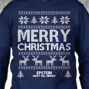 Puede incluir: Un suéter navideño azul marino con un patrón de copo de nieve y árbol de Navidad blanco. El suéter tiene el texto "Merry Christmas" y "Epstein Didn't Kill Himself" en blanco.