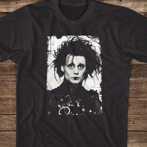 Könnte beinhalten: Schwarzes T-Shirt mit einem schwarz-weißen Bild eines Charakters aus dem Film "Edward mit den Scherenhänden".