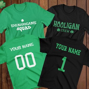 Puede incluir: Cuatro camisetas verdes y negras con dise&ntilde;os de tr&eacute;boles. Dos camisetas dicen "Shenanigans Squad" y las otras dos dicen "Hooligan Crew". Dos camisetas tienen el texto "Your Name" y un n&uacute;mero en la espalda.