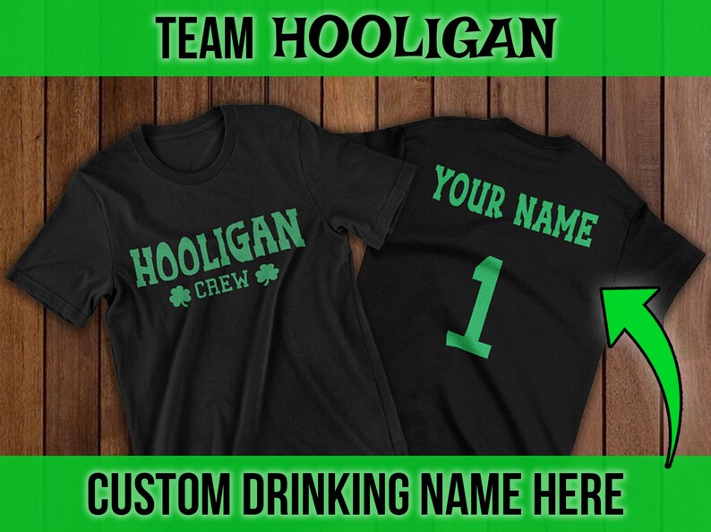 Puede incluir: Camiseta negra con texto verde que dice "Hooligan Crew" y un tr&eacute;bol en la parte delantera. La parte posterior de la camiseta tiene texto verde que dice "Your Name" y el n&uacute;mero "1" en verde.