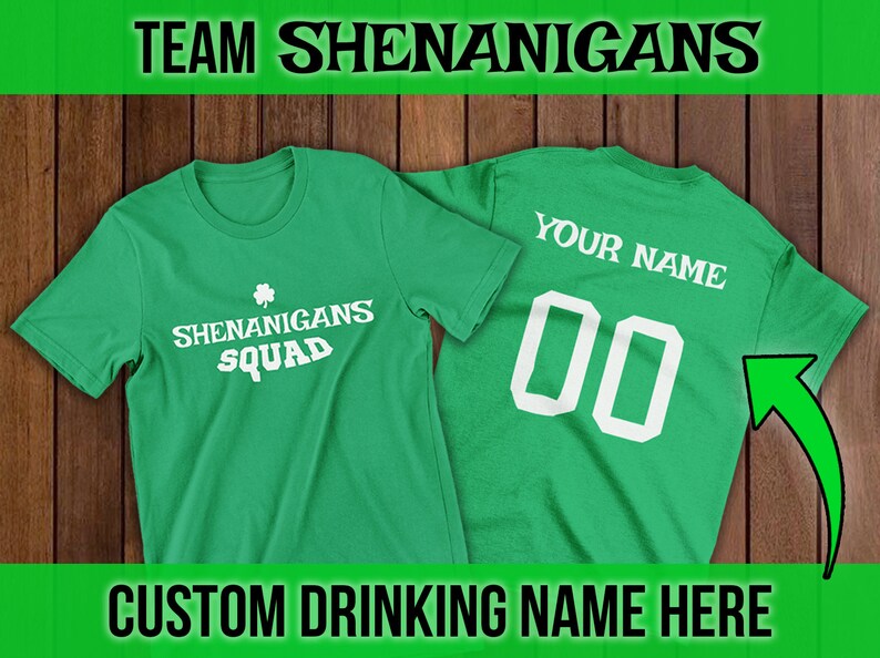 Puede incluir: Dos camisetas verdes con texto blanco. La camiseta delantera dice "Shenanigans Squad" con un tr&eacute;bol. La camiseta trasera dice "Your Name" con el n&uacute;mero "00".