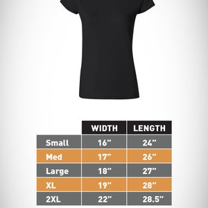 Pu&ograve; includere: Una tabella di taglie per una t-shirt di cotone aderente da donna. La tabella mostra le misure di larghezza e lunghezza per le taglie S, M, L, XL e 2XL. Le misure sono in pollici.
