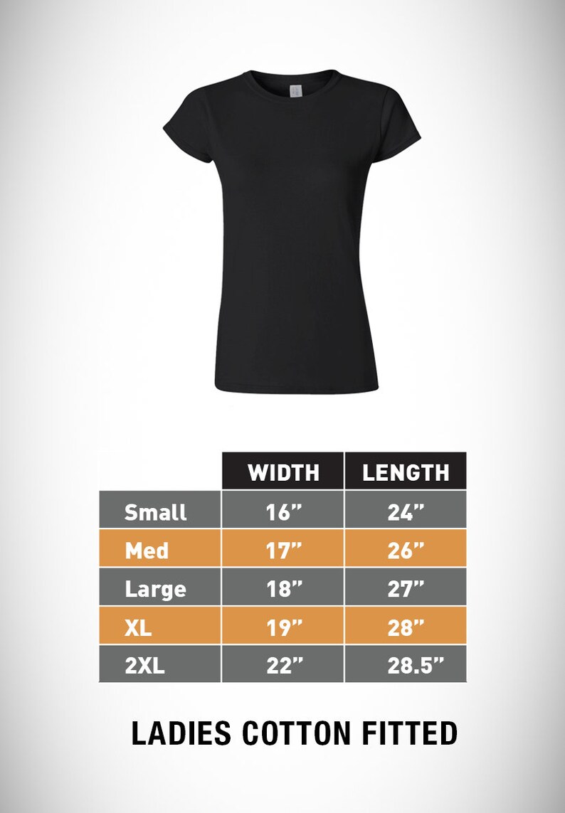 Pu&ograve; includere: Una tabella di taglie per una t-shirt di cotone aderente da donna. La tabella mostra le misure di larghezza e lunghezza per le taglie S, M, L, XL e 2XL. Le misure sono in pollici.