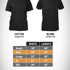 Pu&ograve; includere: Tabella delle taglie per t-shirt unisex con misure in pollici per larghezza e lunghezza. La tabella mostra le taglie dalla S alla 2XL. La tabella &egrave; divisa in due colonne, una per le t-shirt in cotone con vestibilit&agrave; regolare e una per le t-shirt in misto con vestibilit&agrave; moderna.