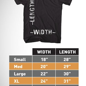 Pu&ograve; includere: Una tabella delle taglie per una t-shirt unisex che mostra le misure di larghezza e lunghezza in pollici per le taglie S, M, L, XL e 2XL.