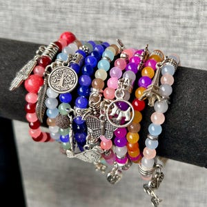 Pärlbesatta stretcharmband, blandade berlockarmband, stapelbara armband