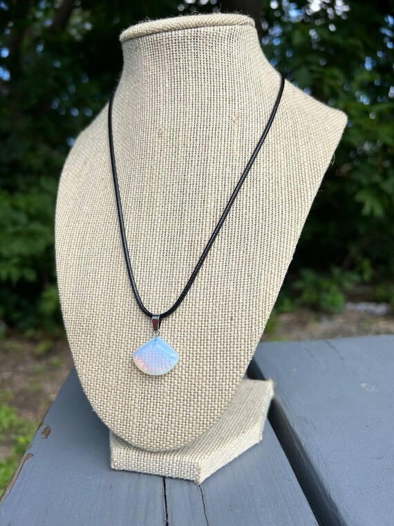 Collier Pendentif Lune Verte En Imitation Pierre - Chaîne 50cm Acier - Neuf Avec Emballage
