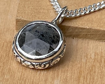 Colgante de cianita color turquesa en cadena de plata de ley