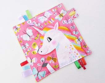 Doudou  plat carré licorne, disque hochet billes et rubans étiquettes multicolores coton et minky  jaune.