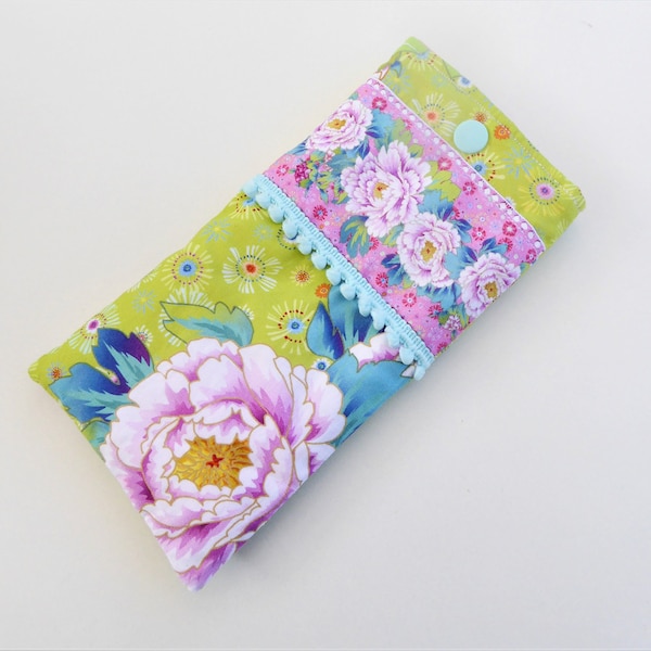 Etui à lunettes, pochette à lunettes, étui téléphone portable en tissu imprimé fleurs, pivoines et intérieur molletonné.