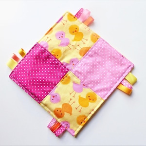 Coperta piatta quadrata carta frusciante ed etichette cotone e giallo minky, pulcini.