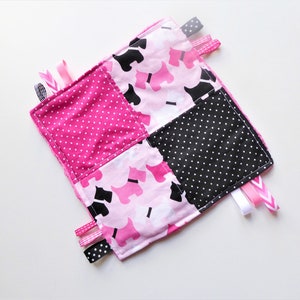 Doudou carta piatta quadrata frusciante ed etichette cotone e fucsia minky, cani di piccola taglia.