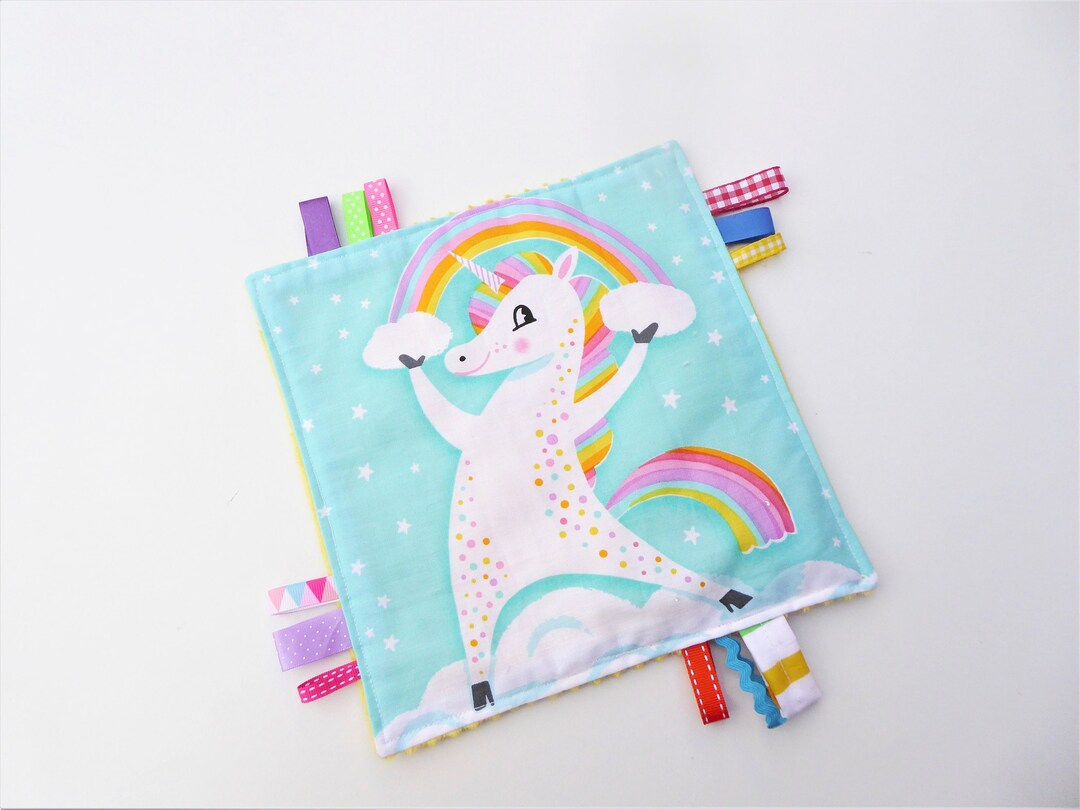 Doudou plano cuadrado unicornio, disco sonajero mármoles y cintas