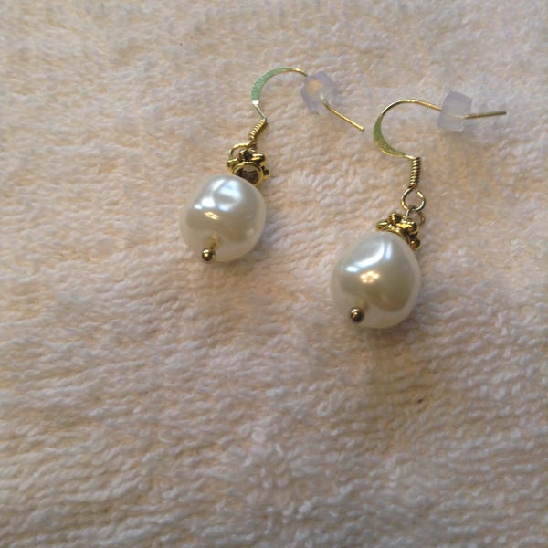 Ellen's Pearls gold tone earrings