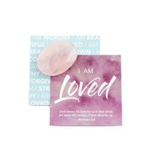LOVED Affirmation Gem - Cartes d'affirmation biblique avec jeton de poche en pierre de cristal, quartz rose, cadeau d'encouragement chrétien, je t'aime