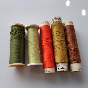 Collection de 5 petits fils de coton, bobines de coton en carton, canettes pour cartes, coton torsadé à la machine, différents fabricants, fil tout usage.