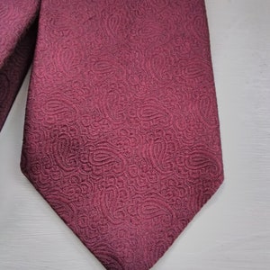 Medium Blade Blade Sam Brook Witting Ltd Necktie Burgundy Background With Burgundy Embossed Paisley Design 60s Style Mod, Hipster Indie Chic