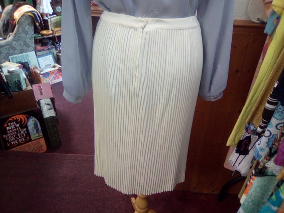 60s/70s Cream Full Circle of Accordion Pleats, Mi… - image 2