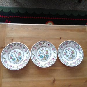 Set med 3 te-/sidotallrikar, indiskt träd, järnsten, tillverkade av Broadhurst, Staffordshire keramik, tillverkad i England, handmålad underglasyr.
