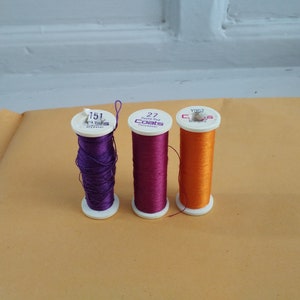 Drie lagen 'Drima' plastic katoenen haspels, iconisch schakelketting handelsmerklabel, polyester universele draad, voor een verscheidenheid aan naaiprojecten