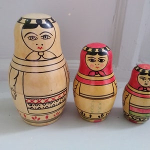 Ensemble de trois poupées matriochka en pin, poupées empilables, poupées gigognes, poupées de thé russes, poupées russes, poupées en bois de taille décroissante.
