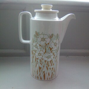 1970-tals kaffekanna, grönt blommönster, studiokeramik, designad av Sara Vardy, idealiska örtteer och varm choklad.