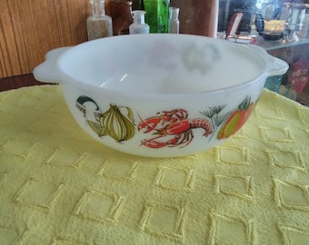 Könnte beinhalten: Weiße Keramik-Schüssel mit einem Design aus Hummer, Zwiebel und Paprika. Die Schüssel hat zwei Griffe.