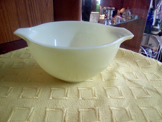 1950/60s Solid Yellow Cinderella Pyrex Cinderella Mixing Bowl With