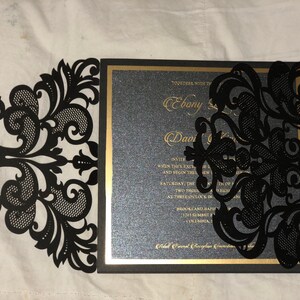 Invito al matrimonio nero con la lamina d'oro