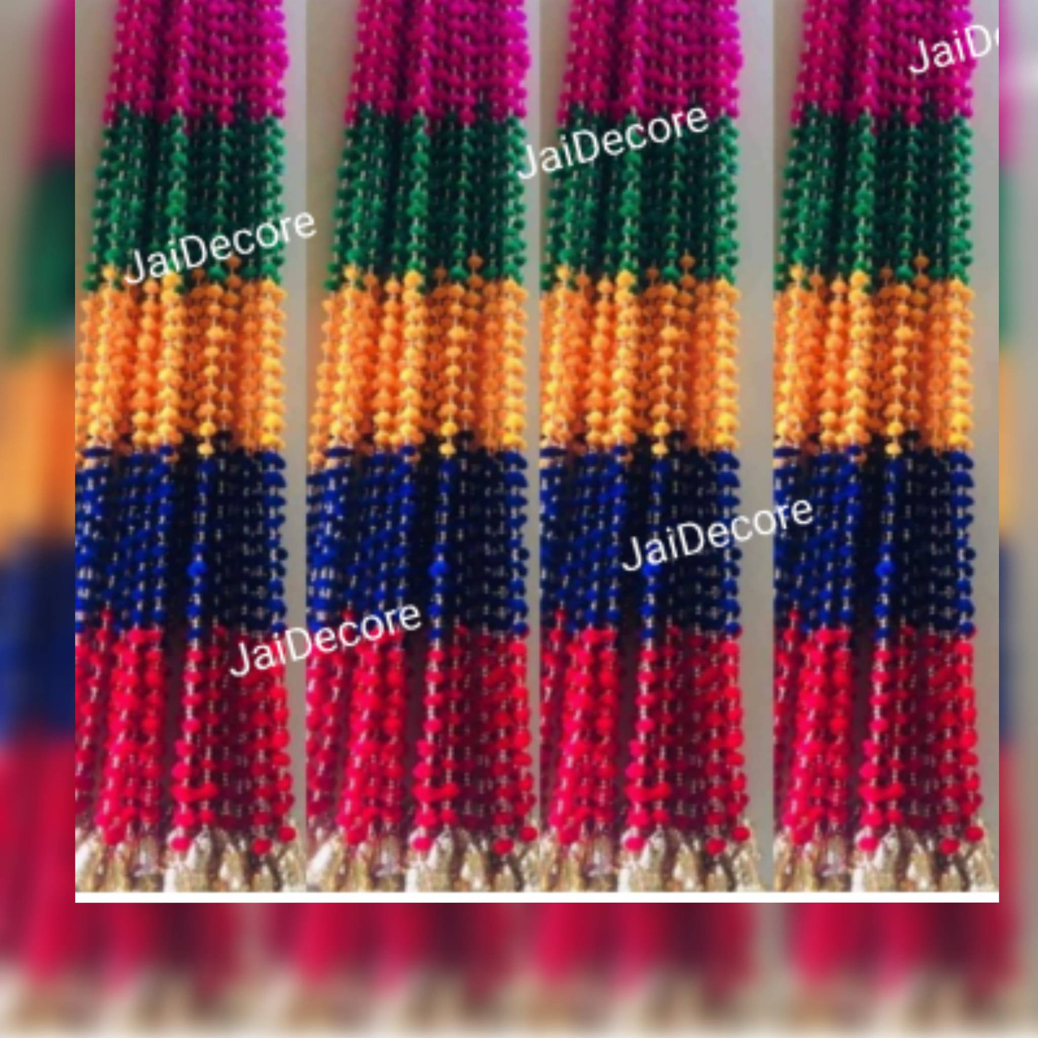 Puede incluir: Cuatro hileras de guirnaldas de flores de colores, cada una con cinco filas de flores de diferentes colores. Las guirnaldas están hechas de tela y están dispuestas en un patrón vertical. Los colores son rosa, verde, naranja, azul y rojo. Las guirnaldas están etiquetadas con el texto "JaiDecor".